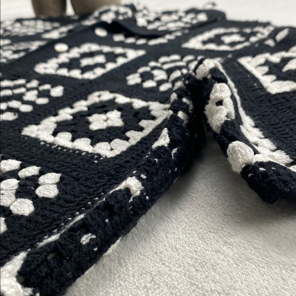 Abercrombie & Fitch Boho Crochet Knit Short Sleeve Button Up Shirt (Black/White) - Picture 9 of 16